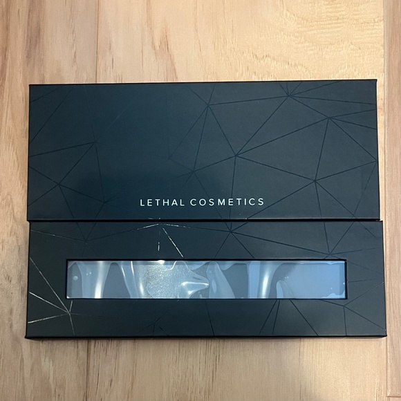 Lethal Cosmetics "Prismatic" empty magnetic palette - Picture 1 of 3